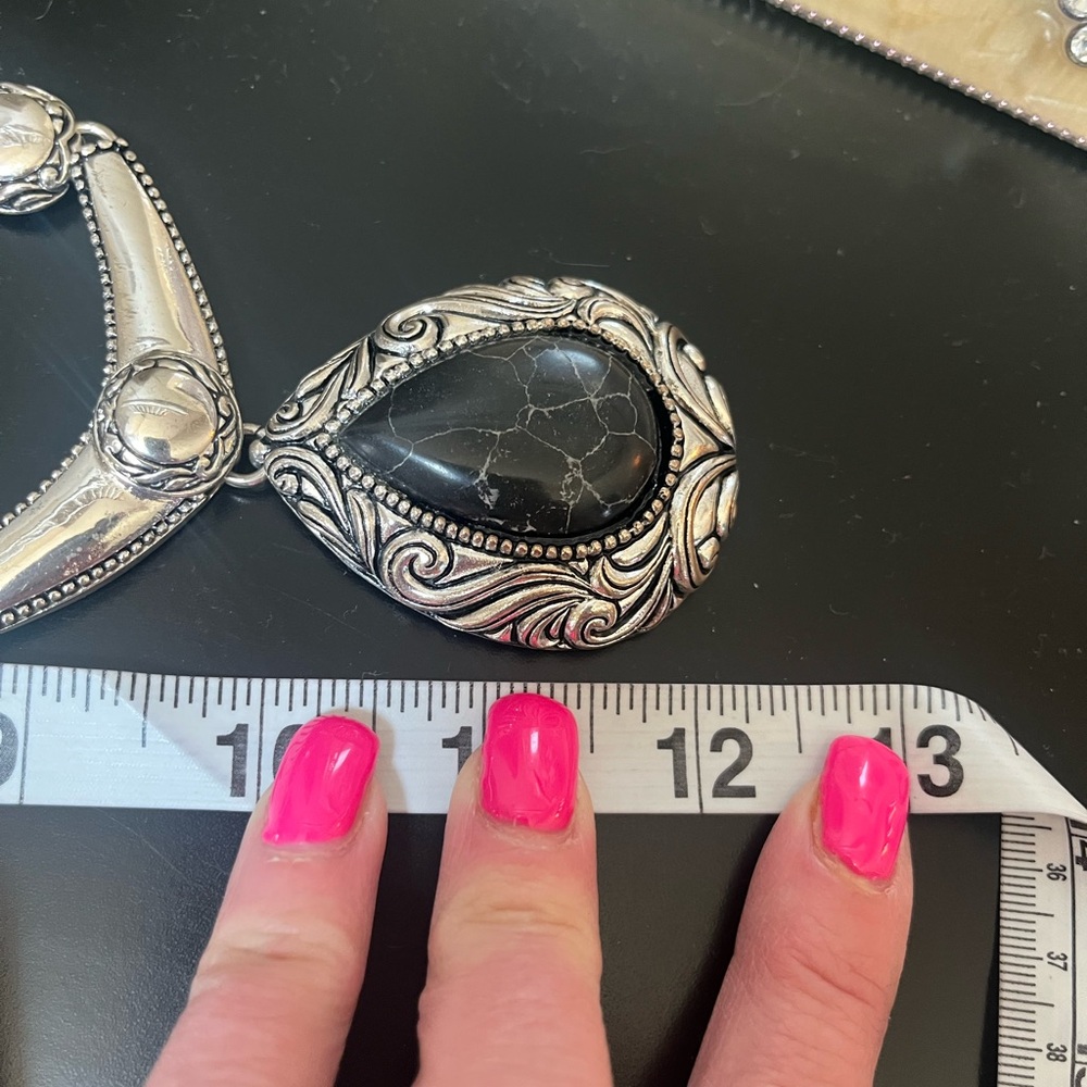 Elegant Silver and Black Pendant Necklace Vintage - Picture 4 of 9